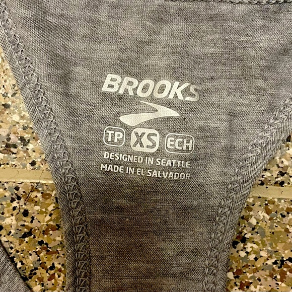 BROOKS “ RUN HAPPY “ Graphic Women’s Gray Tank Top XS Rare Find NICE CONDITION - Picture 3 of 5